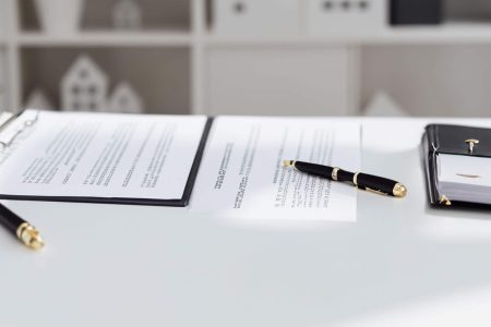 Documenti di proposta d'acquisto su un tavolo presso Aaron Immobiliare a Sanremo