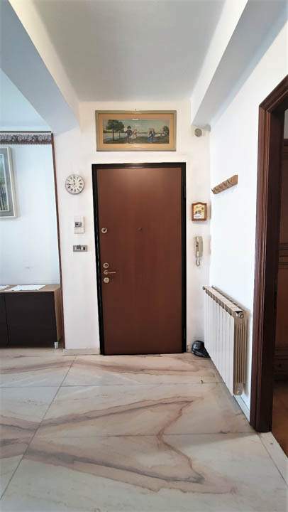 Sanremo, via Martiri della Libertà, trilocale con possibilità posto auto coperto a parte