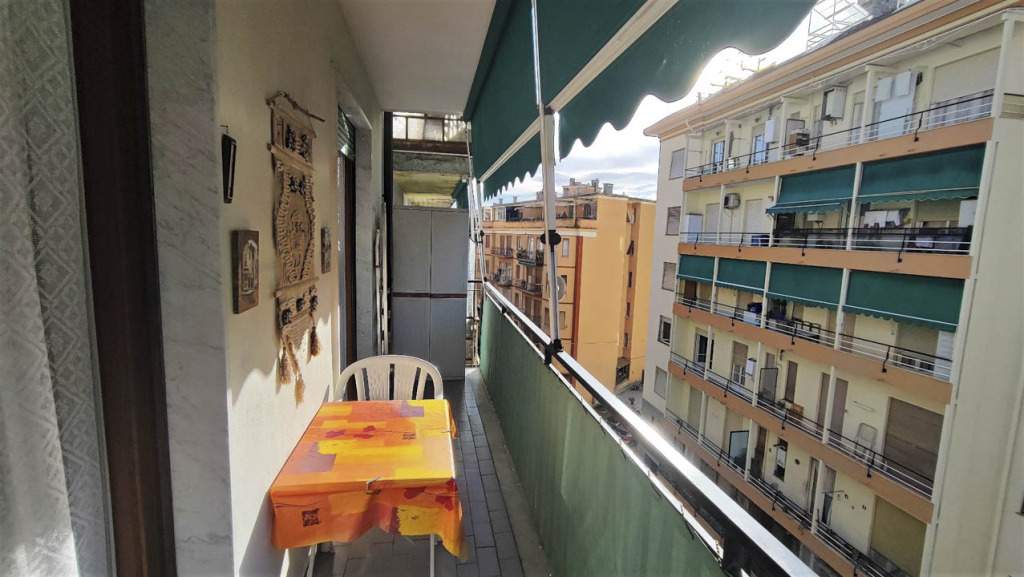 Sanremo, via Martiri della Libertà, trilocale con possibilità posto auto coperto a parte