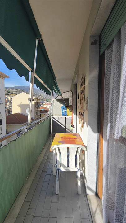 Sanremo, via Martiri della Libertà, trilocale con possibilità posto auto coperto a parte