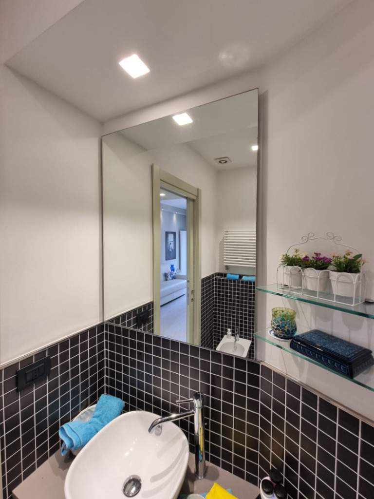 Sanremo, splendido monolocale fronte mare ristrutturato con terrazzo