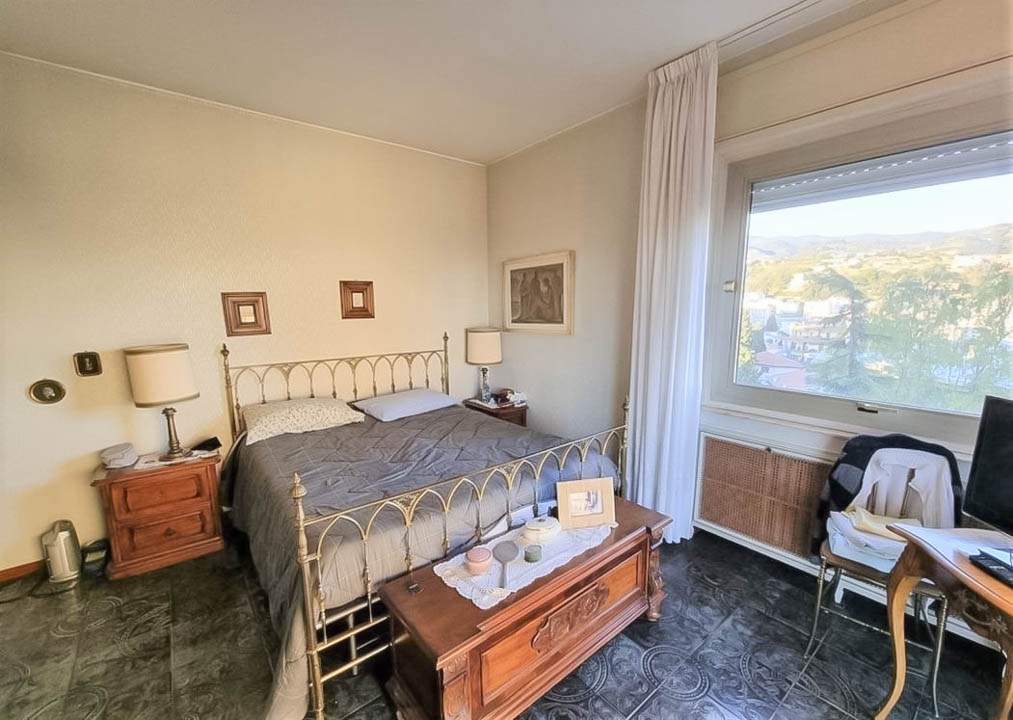 Sanremo, zona collinare, Strada Capinera, quadrilocale con cantina e posto auto coperto