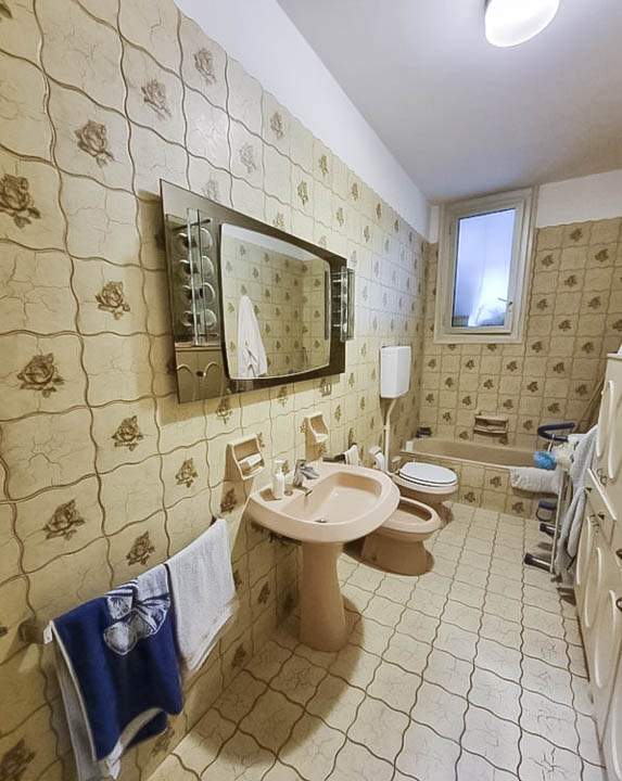 Sanremo, zona collinare, Strada Capinera, quadrilocale con cantina e posto auto coperto
