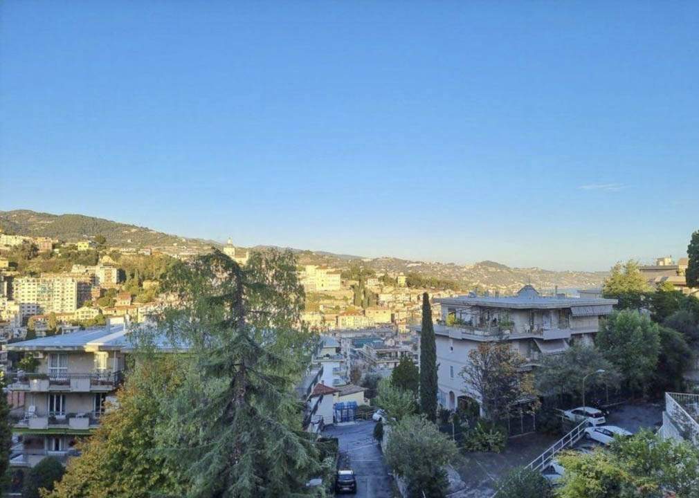 Sanremo, zona collinare, Strada Capinera, quadrilocale con cantina e posto auto coperto