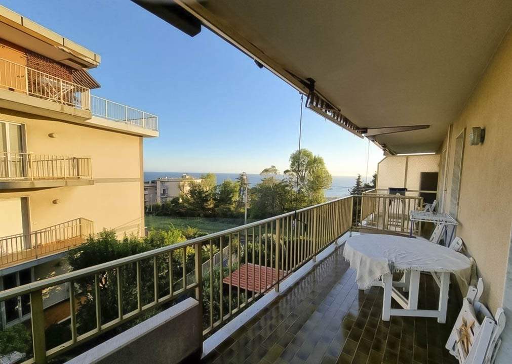 Sanremo, zona collinare, Strada Capinera, quadrilocale con cantina e posto auto coperto