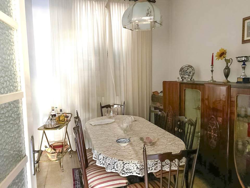 Sanremo: parte alta di via Pietro Agosti, luminoso trilocale con box auto