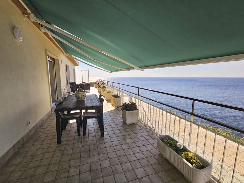 Sanremo: Attico di Lusso Fronte Mare con Terrazza