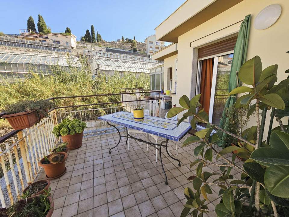 Sanremo: Attico di Lusso Fronte Mare con Terrazza