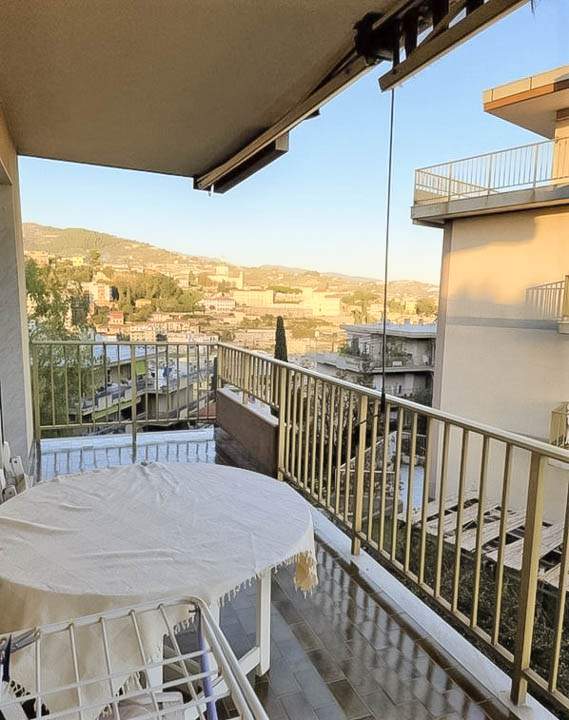 Sanremo, zona collinare, Strada Capinera, quadrilocale con cantina e posto auto coperto