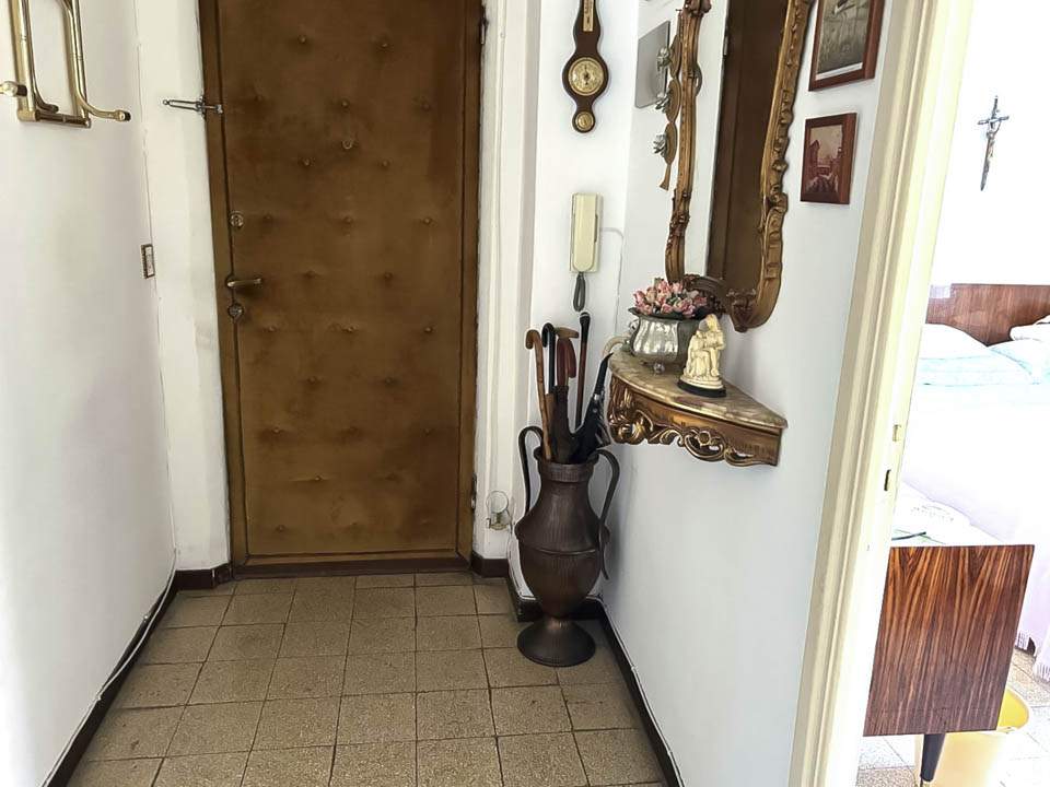 Sanremo: parte alta di via Pietro Agosti, luminoso trilocale con box auto