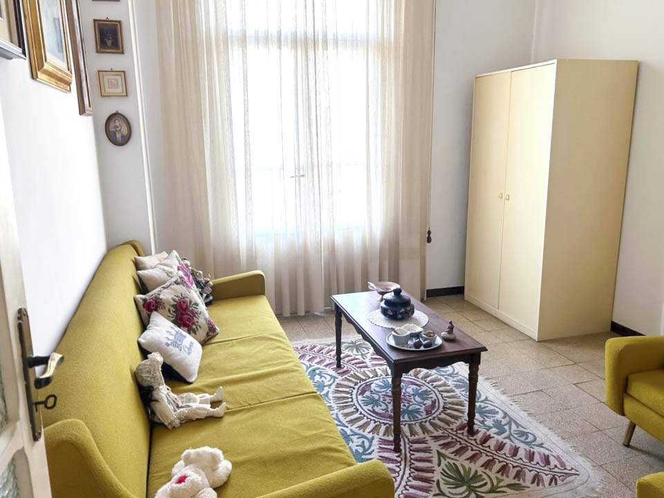 Sanremo: parte alta di via Pietro Agosti, luminoso trilocale con box auto