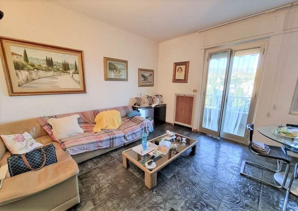 Sanremo, zona collinare, Strada Capinera, quadrilocale con cantina e posto auto coperto