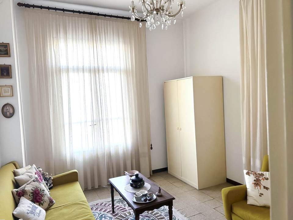 Sanremo: parte alta di via Pietro Agosti, luminoso trilocale con box auto