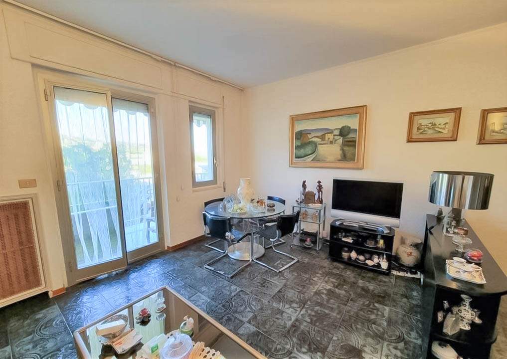 Sanremo, zona collinare, Strada Capinera, quadrilocale con cantina e posto auto coperto