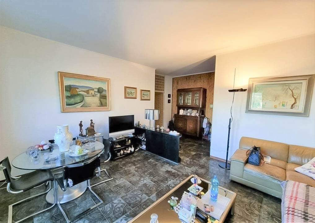 Sanremo, zona collinare, Strada Capinera, quadrilocale con cantina e posto auto coperto