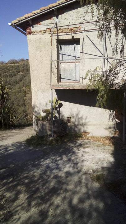 Luvaira, vallata di San Biagio della Cima, terreno di 7.900mq con fabbricato rurale di 90mq
