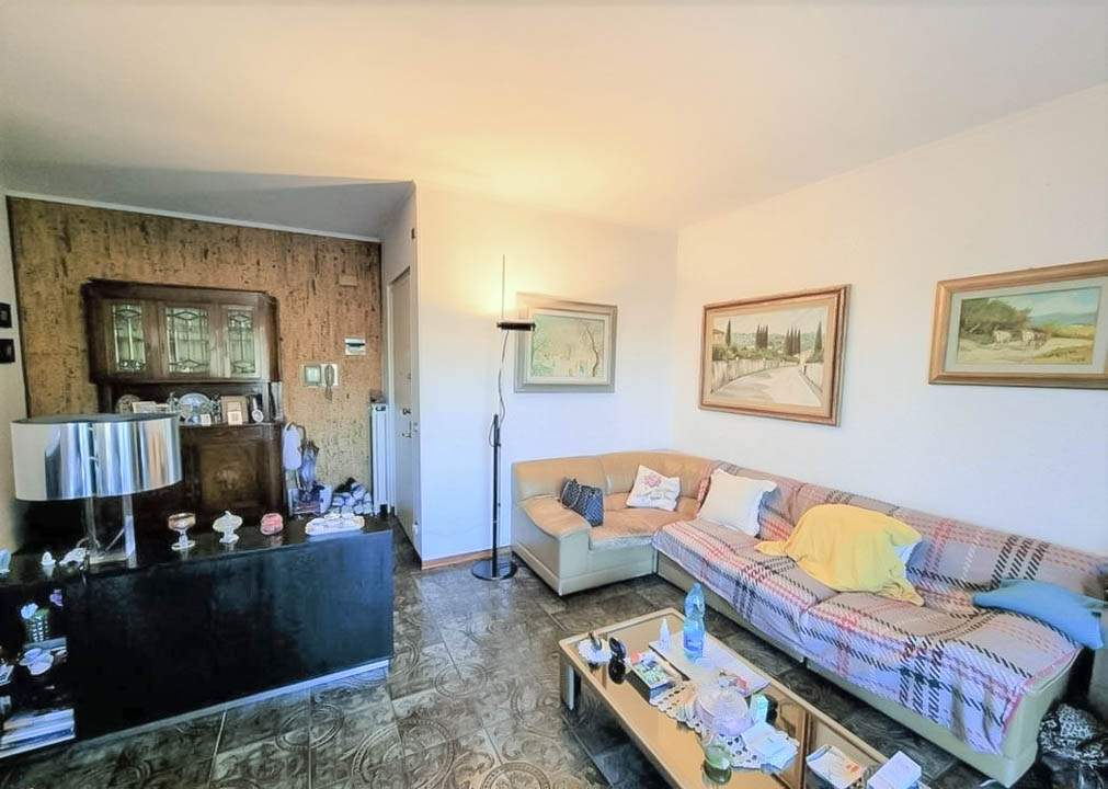 Sanremo, zona collinare, Strada Capinera, quadrilocale con cantina e posto auto coperto