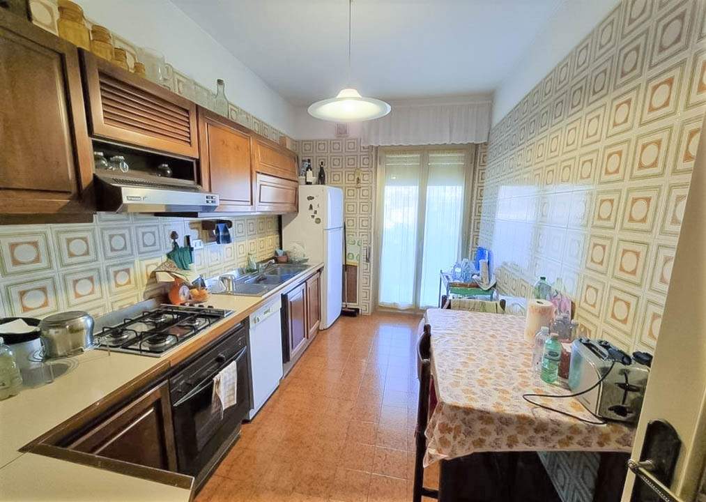 Sanremo, zona collinare, Strada Capinera, quadrilocale con cantina e posto auto coperto