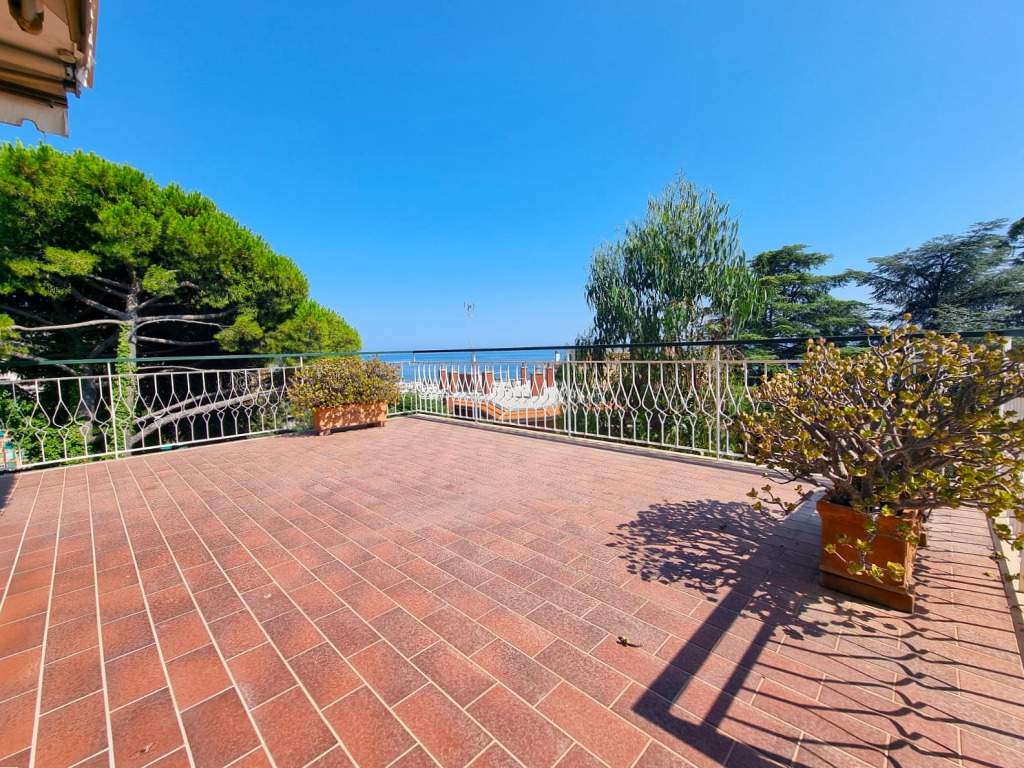 Sanremo, Trilocale Luminoso con grande terrazza in Zona Residenziale
