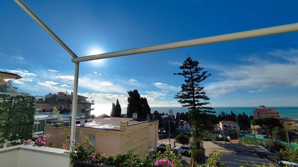 Sanremo, Esclusivo Trilocale ristrutturato e arredato in zona Foce, con terrazza e garage