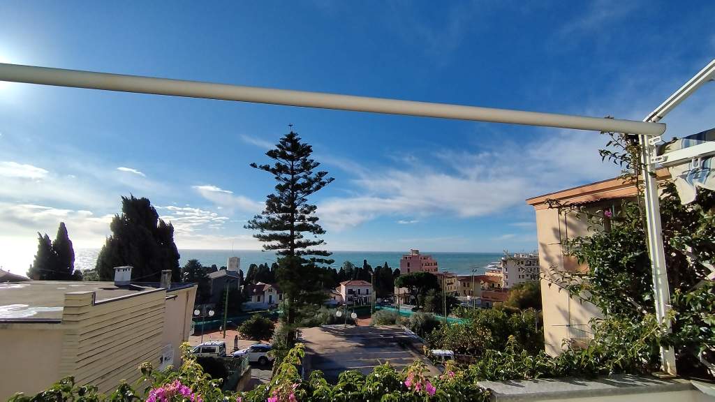 Sanremo, Esclusivo Trilocale ristrutturato e arredato in zona Foce, con terrazza e garage