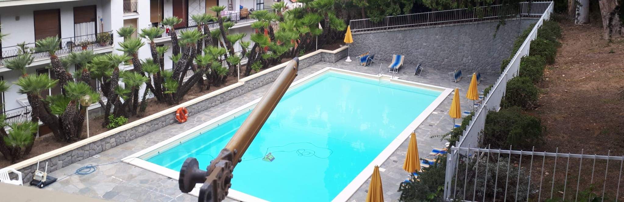 Sanremo, collinare, monolocale con piscina e terrazzo.