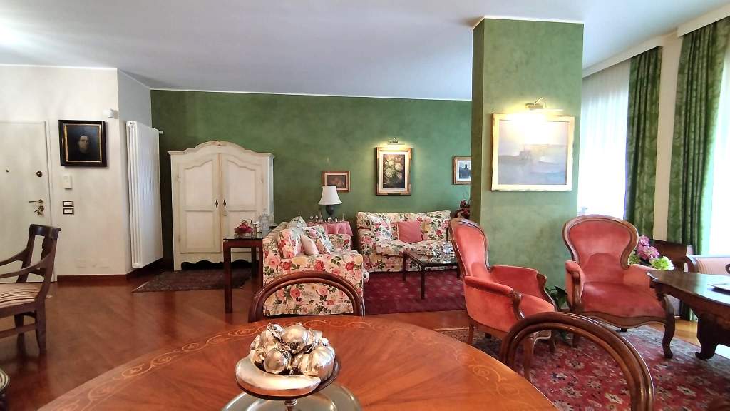 Sanremo, Zona Foce, Sottoattico Elegante con Vista Mare.