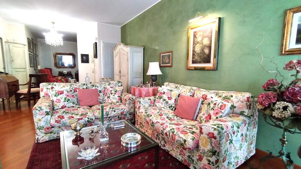 Sanremo, Zona Foce, Sottoattico Elegante con Vista Mare.