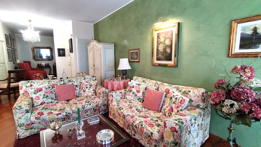 Sanremo, Zona Foce, Sottoattico Elegante con Vista Mare.