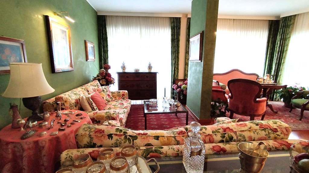 Sanremo, Zona Foce, Sottoattico Elegante con Vista Mare.