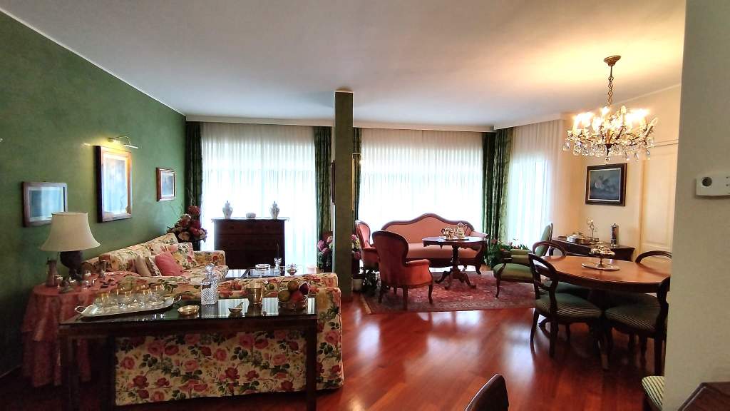 Sanremo, Zona Foce, Sottoattico Elegante con Vista Mare.