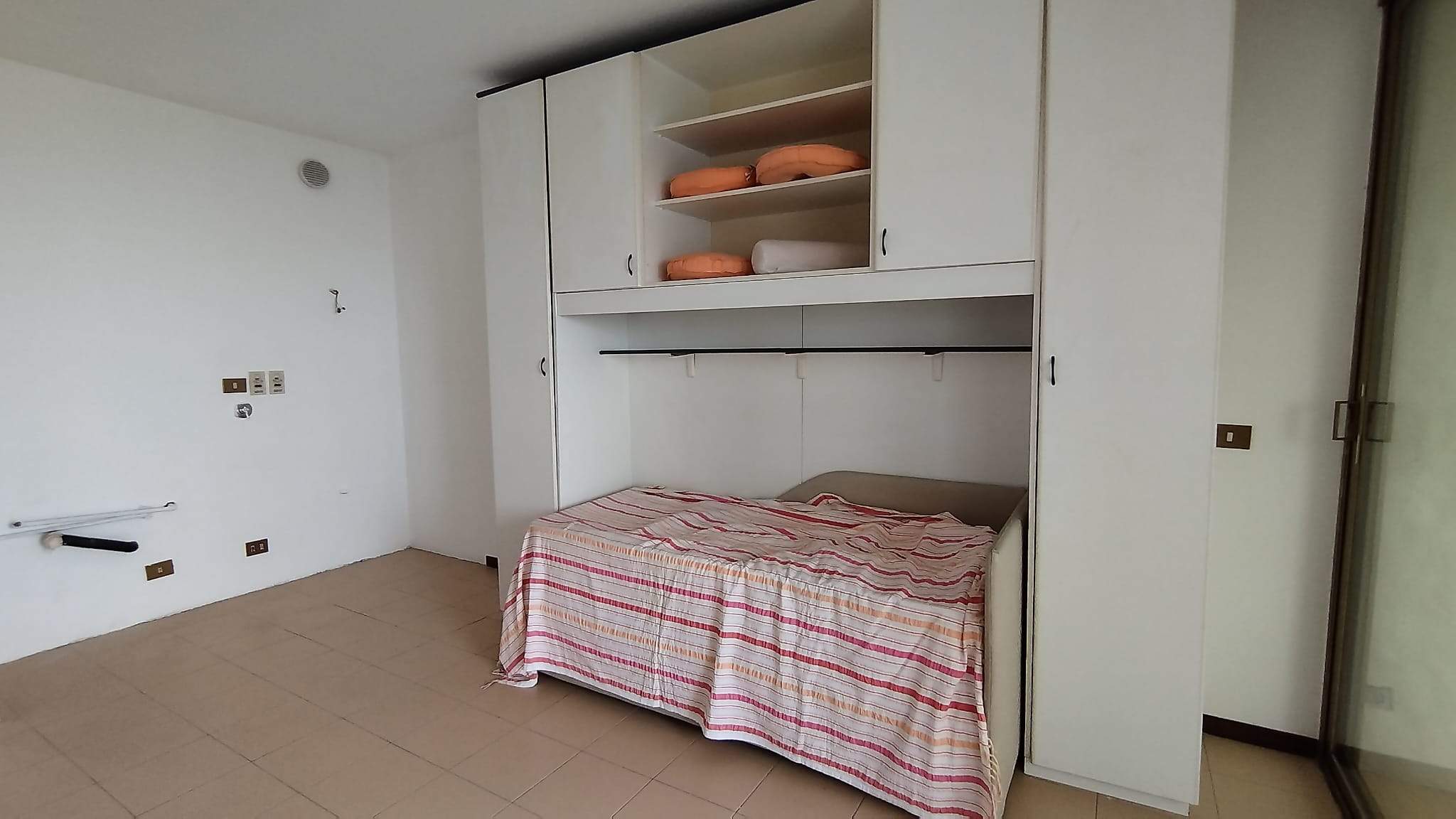 Vendita Monolocale a Sanremo con splendida vista mare, piscina e box auto.