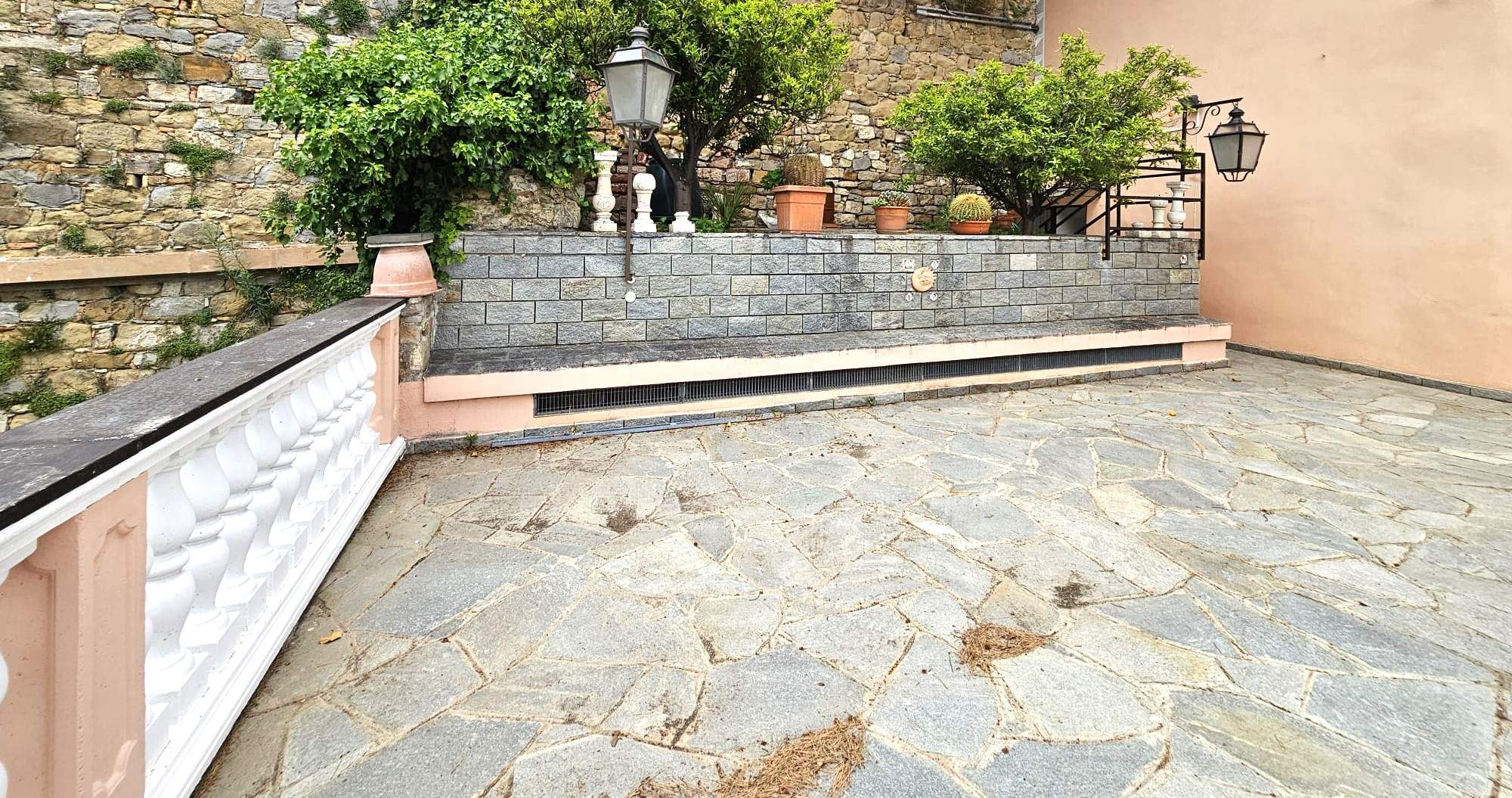 Sanremo: Appartamento in Casa Storica con Vista Mare e Monti
