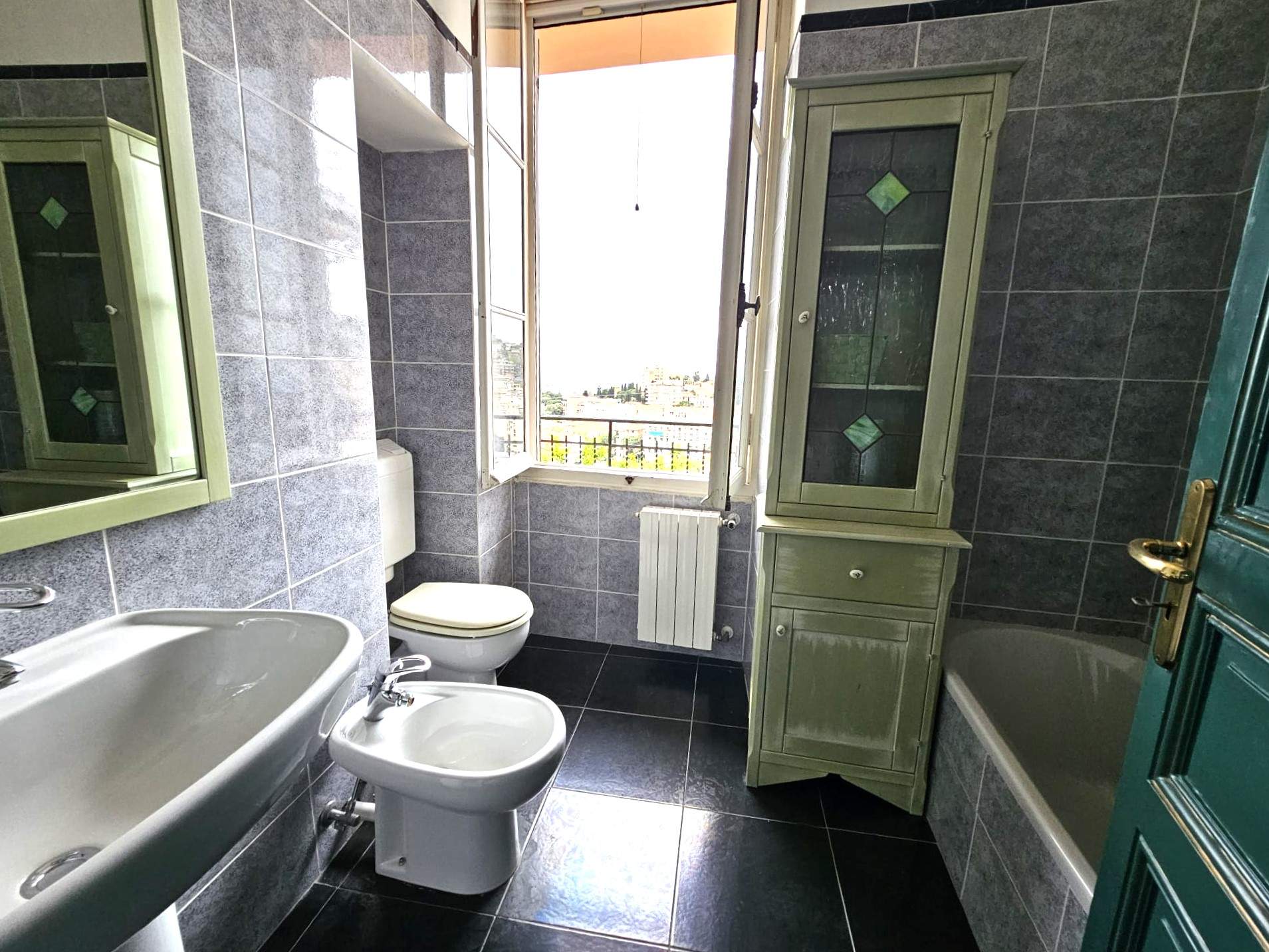 Sanremo: Appartamento in Casa Storica con Vista Mare e Monti
