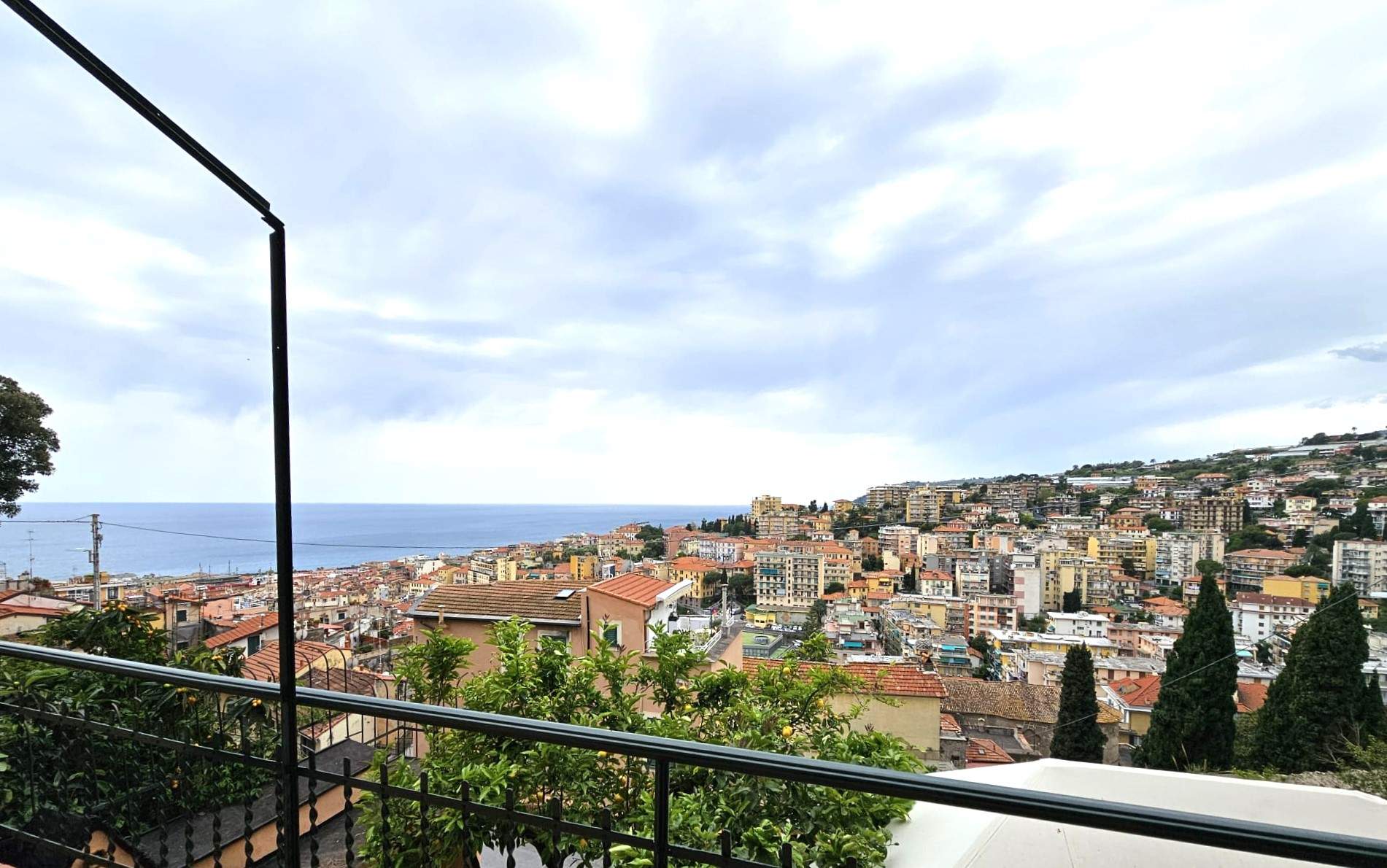 Sanremo: Appartamento in Casa Storica con Vista Mare e Monti