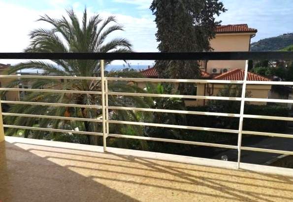 Sanremo, Trilocale ristrutturato con vista mare in zona Foce, via Padre Semeria