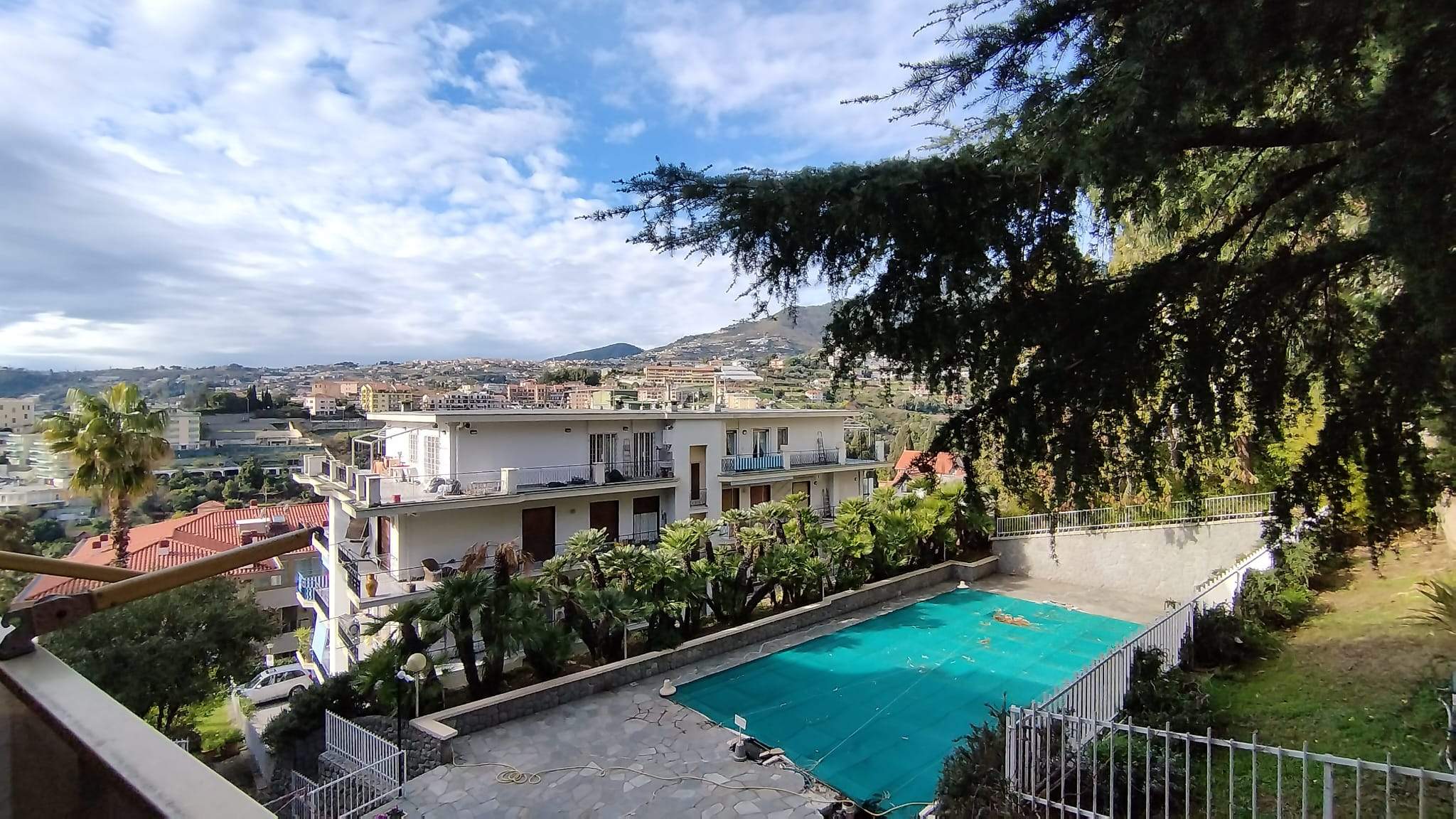 Sanremo, collinare, monolocale con piscina e terrazzo.