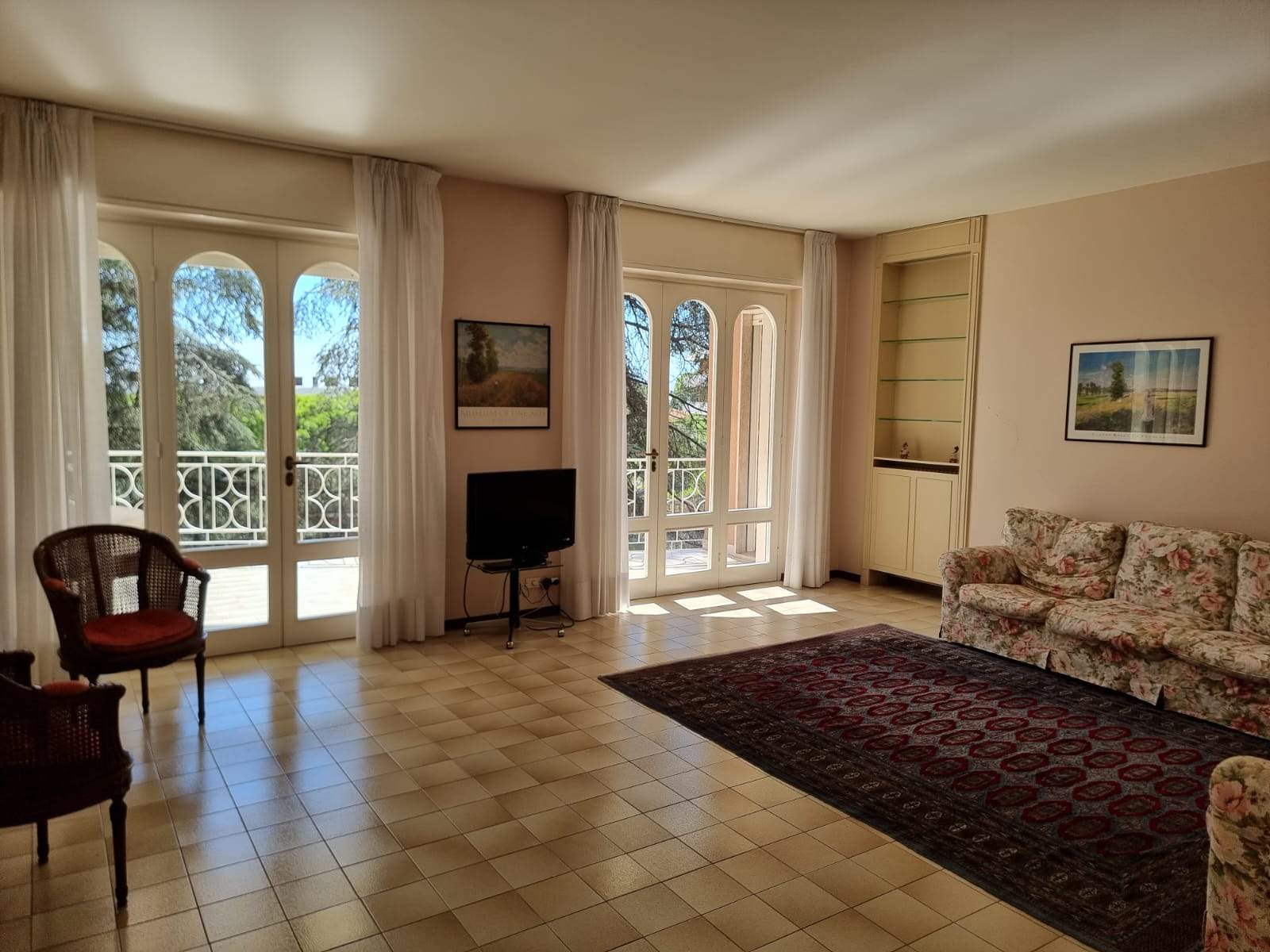Sanremo, Via Padre Semeria. Ampio appartamento in elegante palazzina con giardino condominiale
