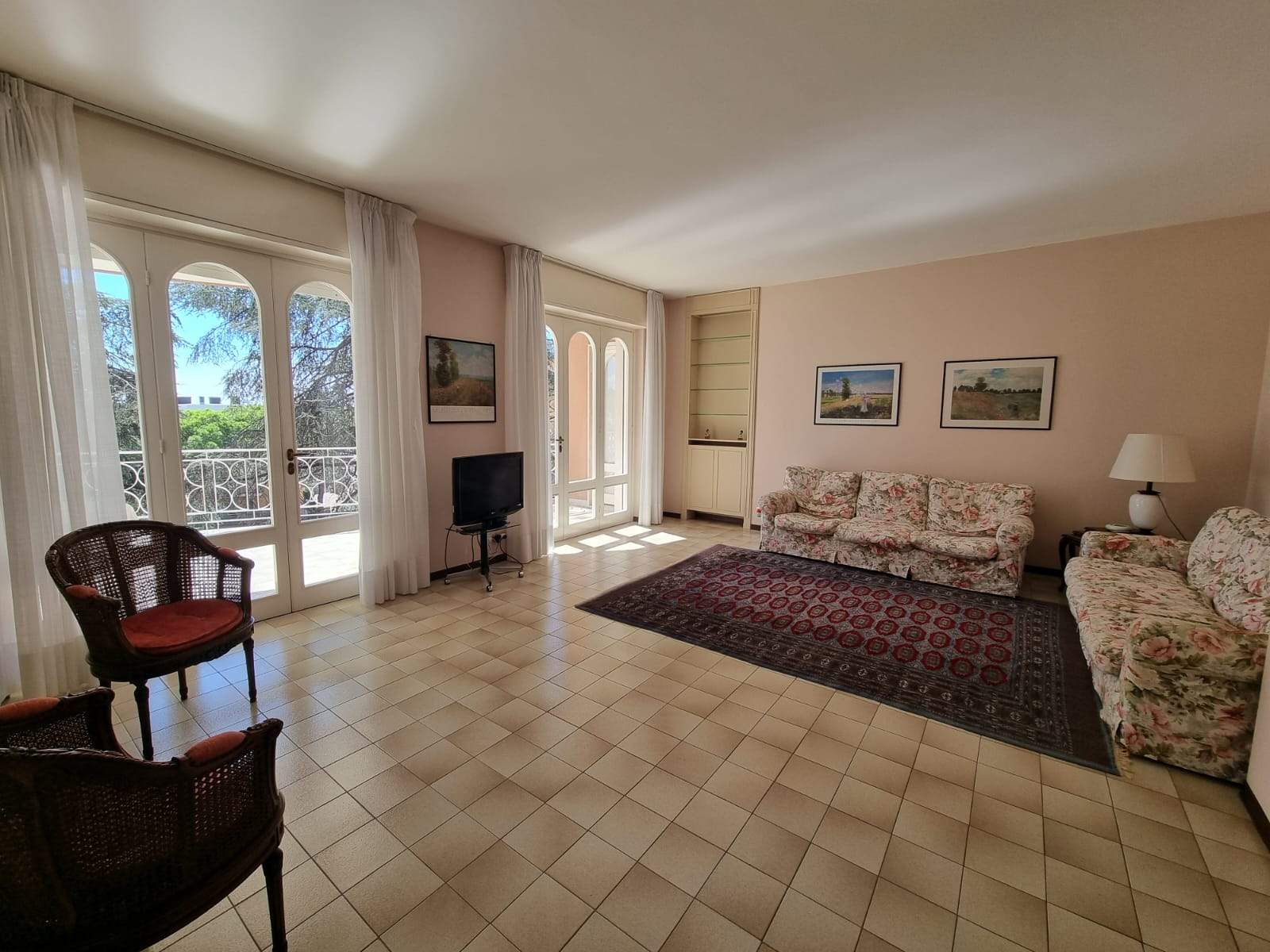 Sanremo, Via Padre Semeria. Ampio appartamento in elegante palazzina con giardino condominiale