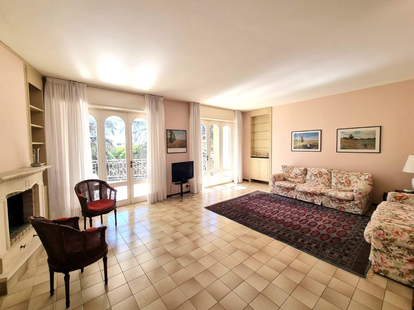 Sanremo, Via Padre Semeria. Ampio appartamento in elegante palazzina con giardino condominiale