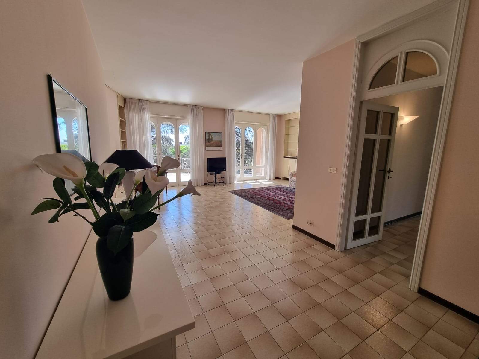 Sanremo, Via Padre Semeria. Ampio appartamento in elegante palazzina con giardino condominiale