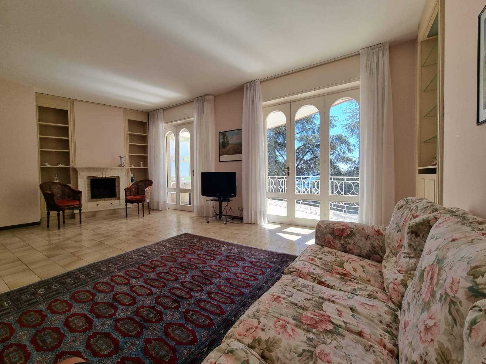 Sanremo, Via Padre Semeria. Ampio appartamento in elegante palazzina con giardino condominiale
