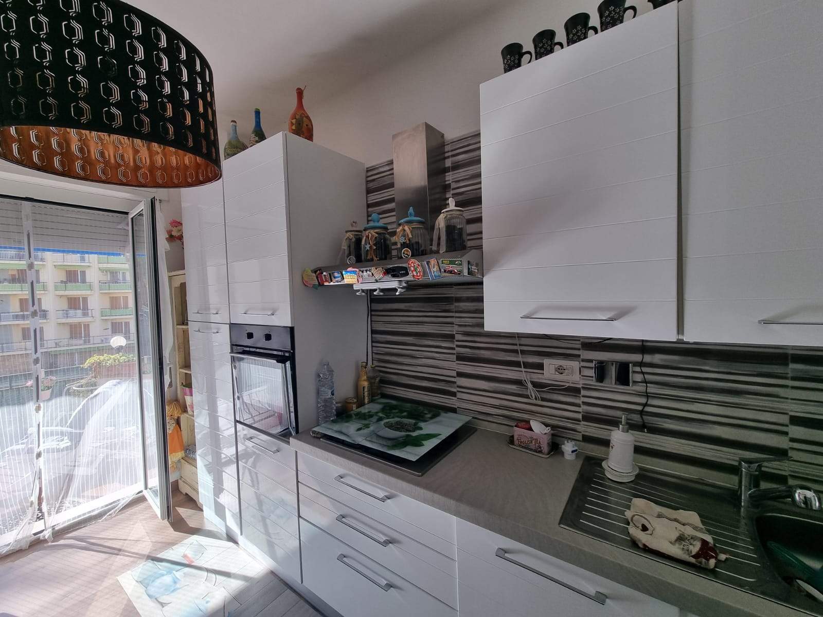 Sanremo, Corso degli Inglesi – Trilocale ristrutturato con balconate e posto auto condominiale