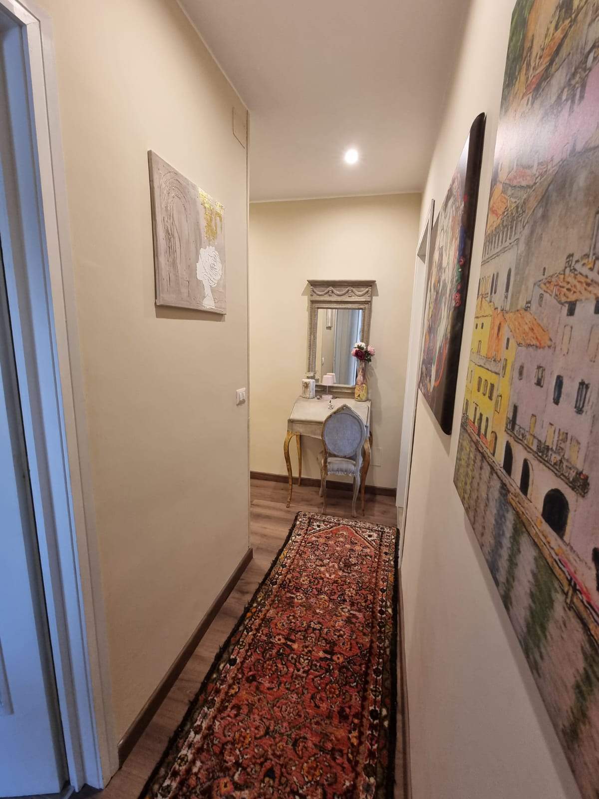 Sanremo, Corso degli Inglesi – Trilocale ristrutturato con balconate e posto auto condominiale