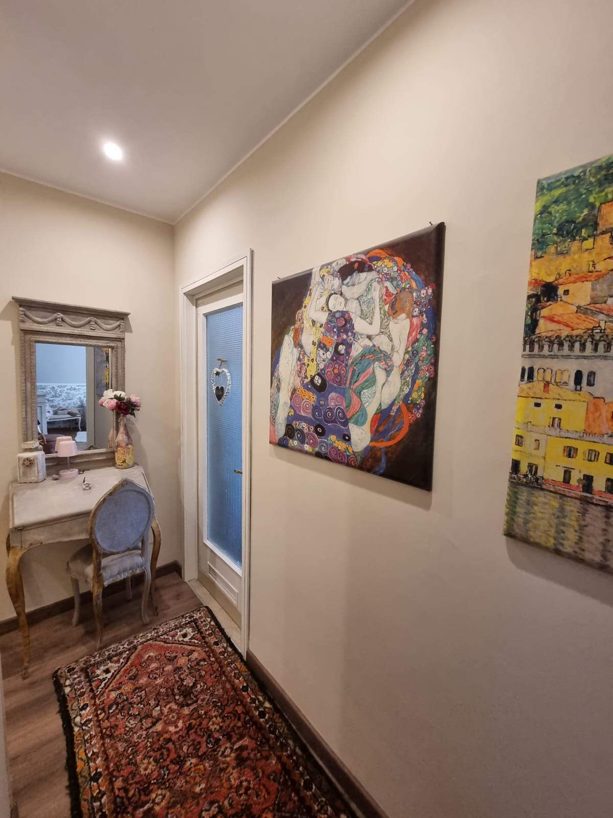 Sanremo, Corso degli Inglesi – Trilocale ristrutturato con balconate e posto auto condominiale