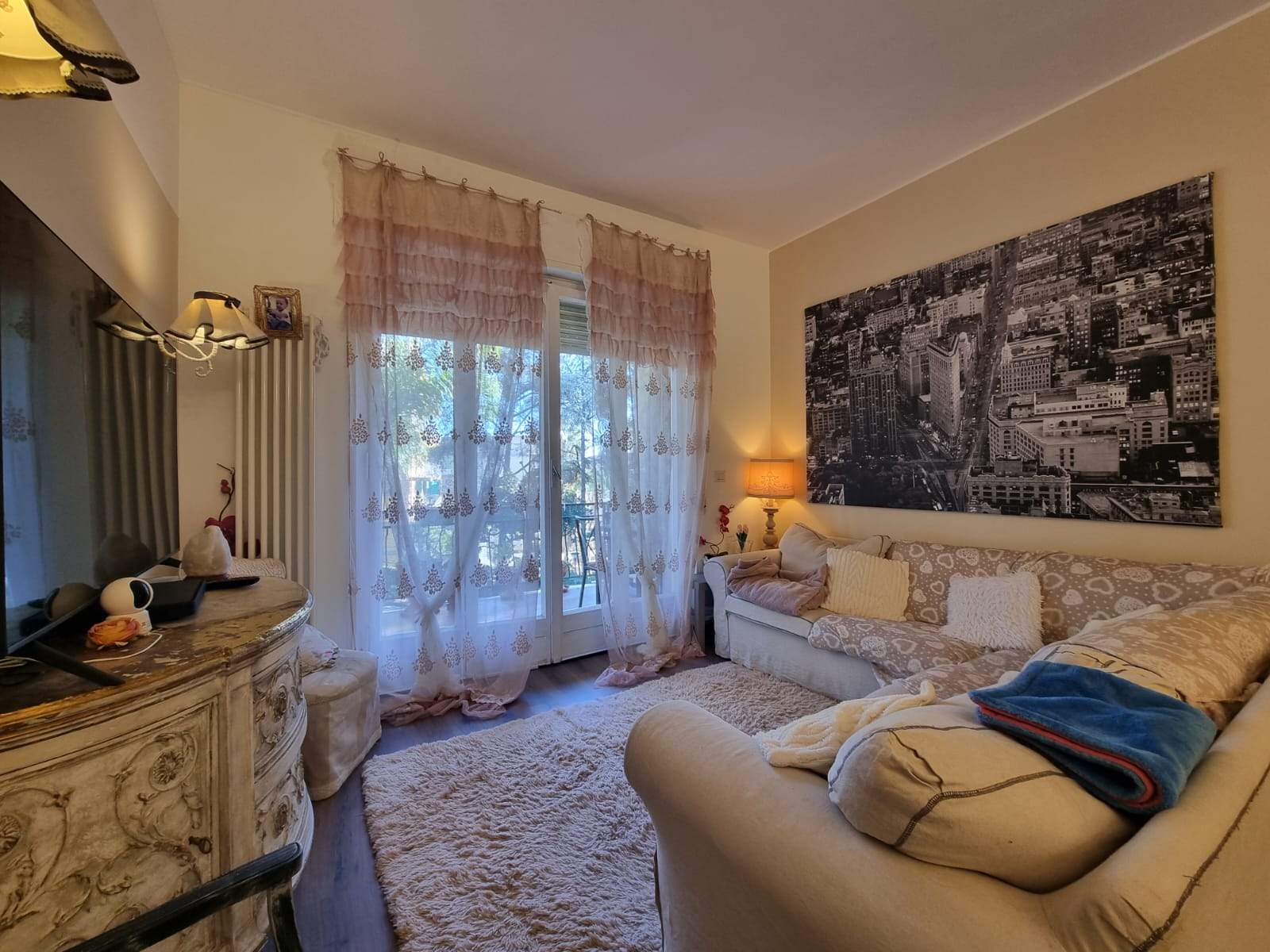 Sanremo, Corso degli Inglesi – Trilocale ristrutturato con balconate e posto auto condominiale