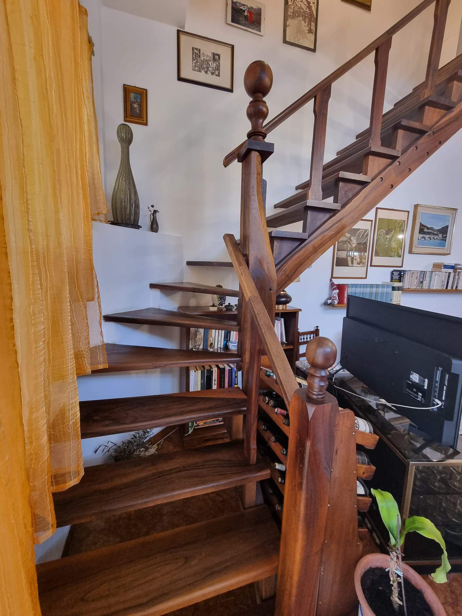 Sanremo, zona Solaro, Appartamento su due livelli in casa bifamiliare indipendente.