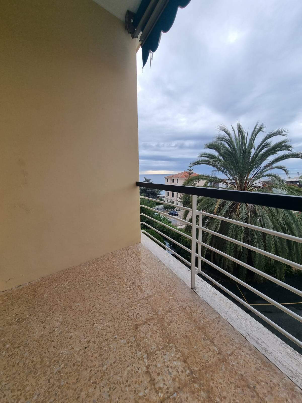 Sanremo, Trilocale ristrutturato con vista mare in zona Foce, via Padre Semeria