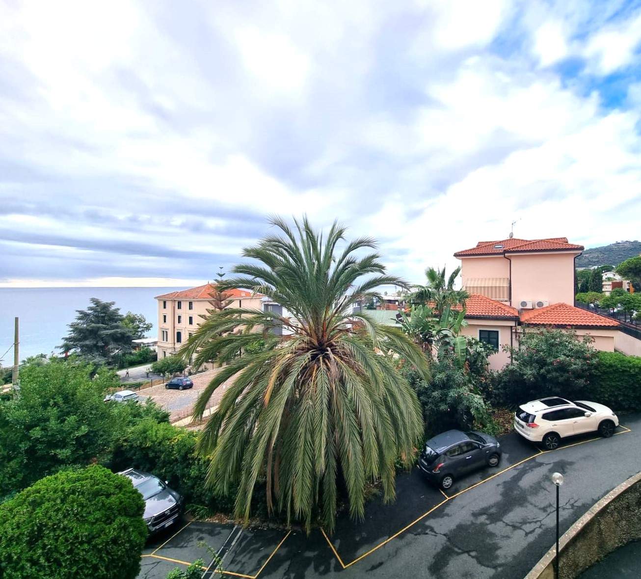 Sanremo, Trilocale ristrutturato con vista mare in zona Foce, via Padre Semeria