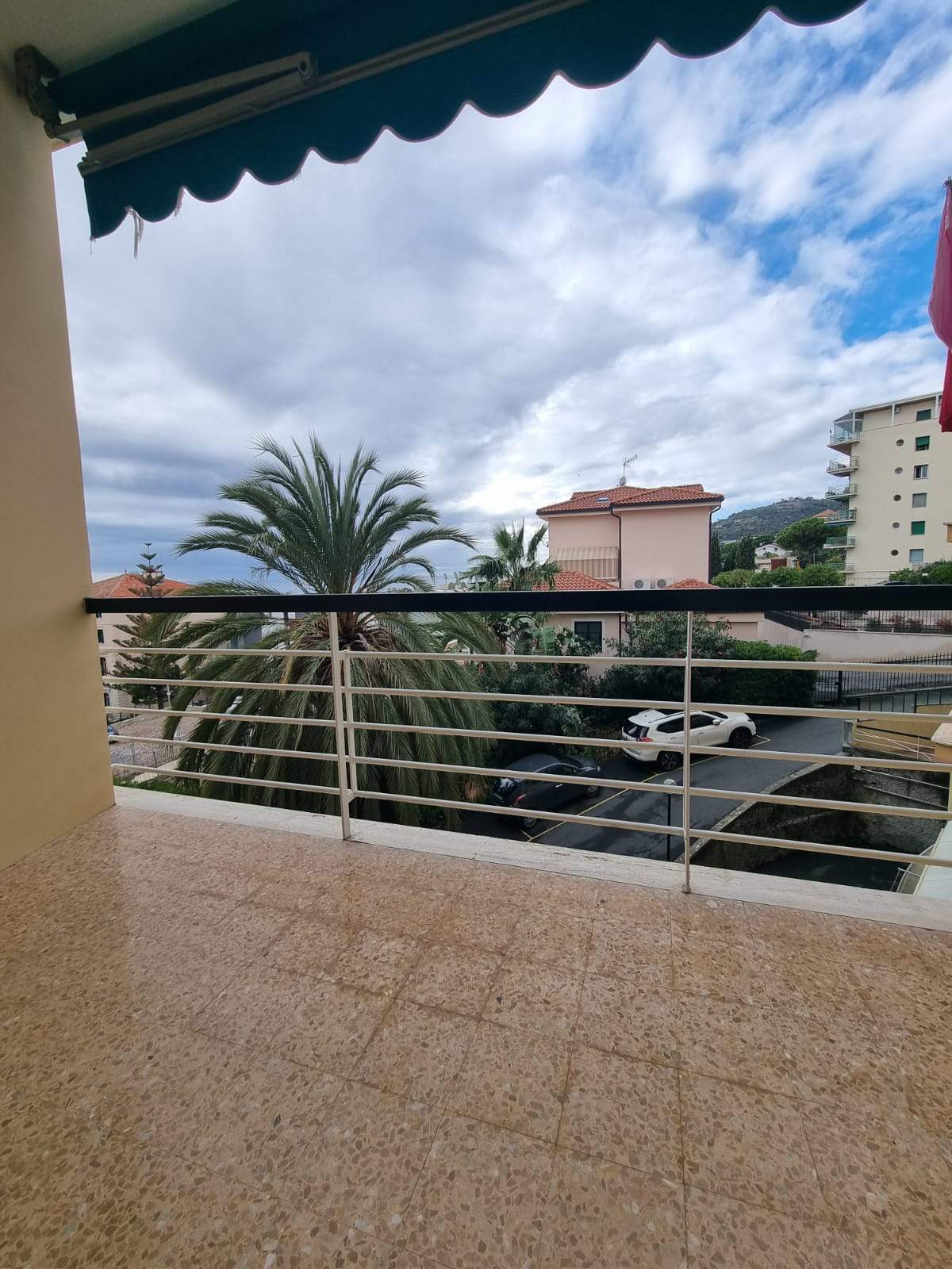 Sanremo, Trilocale ristrutturato con vista mare in zona Foce, via Padre Semeria